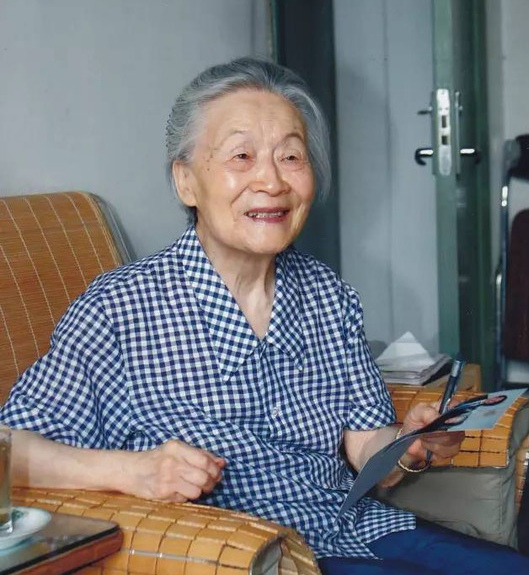 曾经有一个年轻读者,写信给杨绛抱怨这个社会太功利,太浮躁.