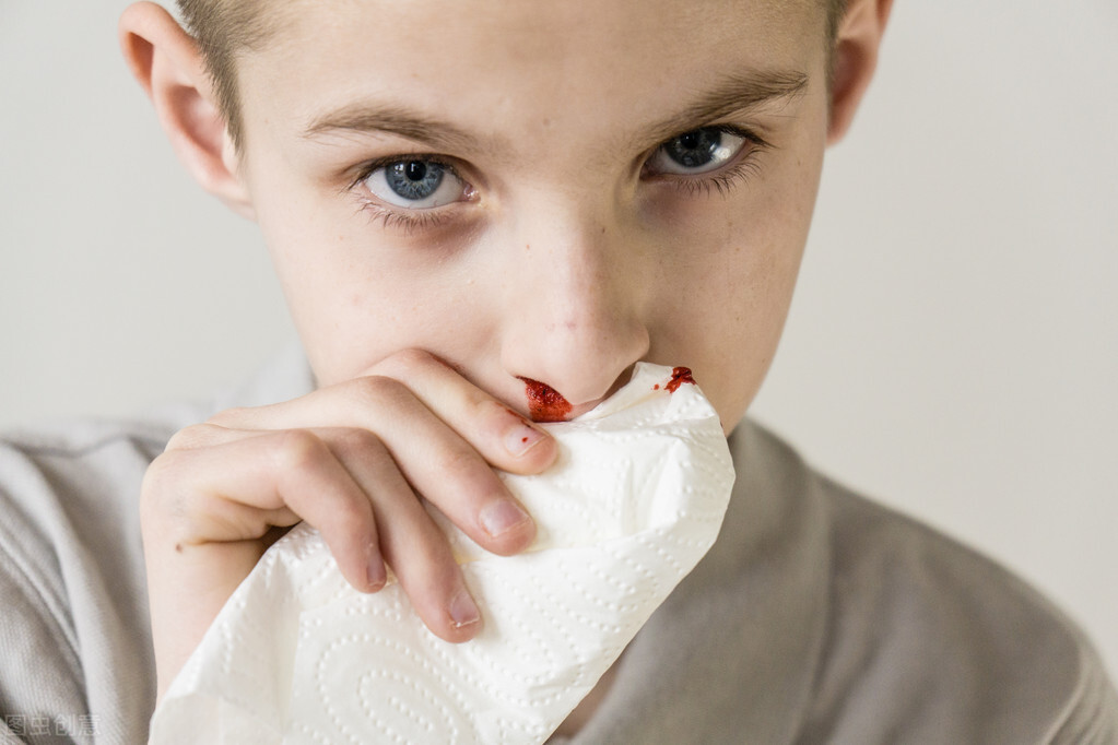 小孩流鼻血是什么原因？小朋友流鼻血的原因以及处理方法