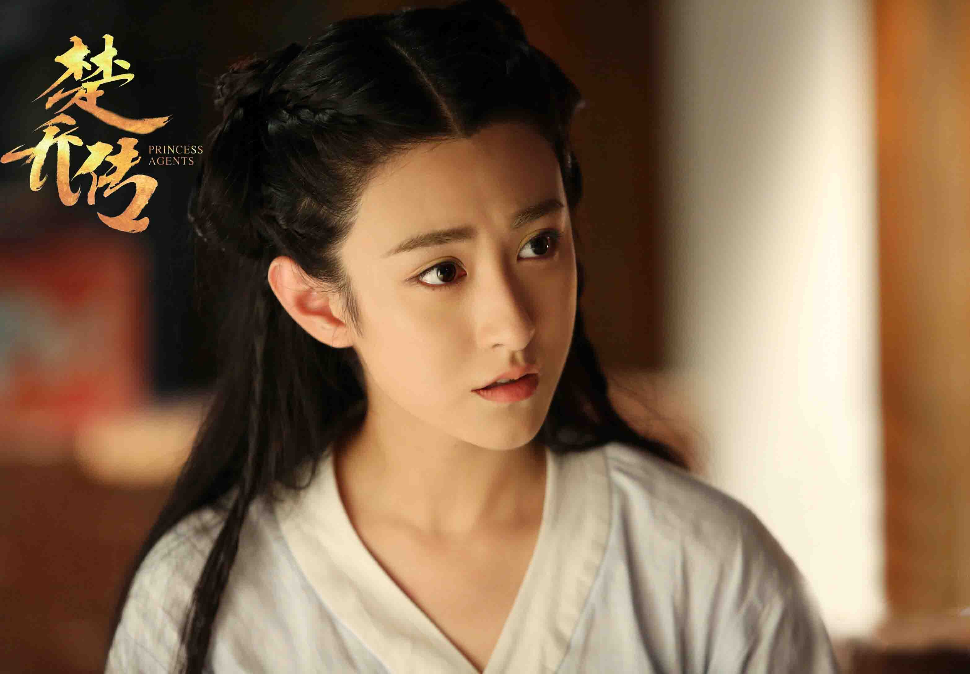 楚乔传演员表角色:樱桃儿,名叫刘羽琦,说起她的成长经历可真谓是跌岩