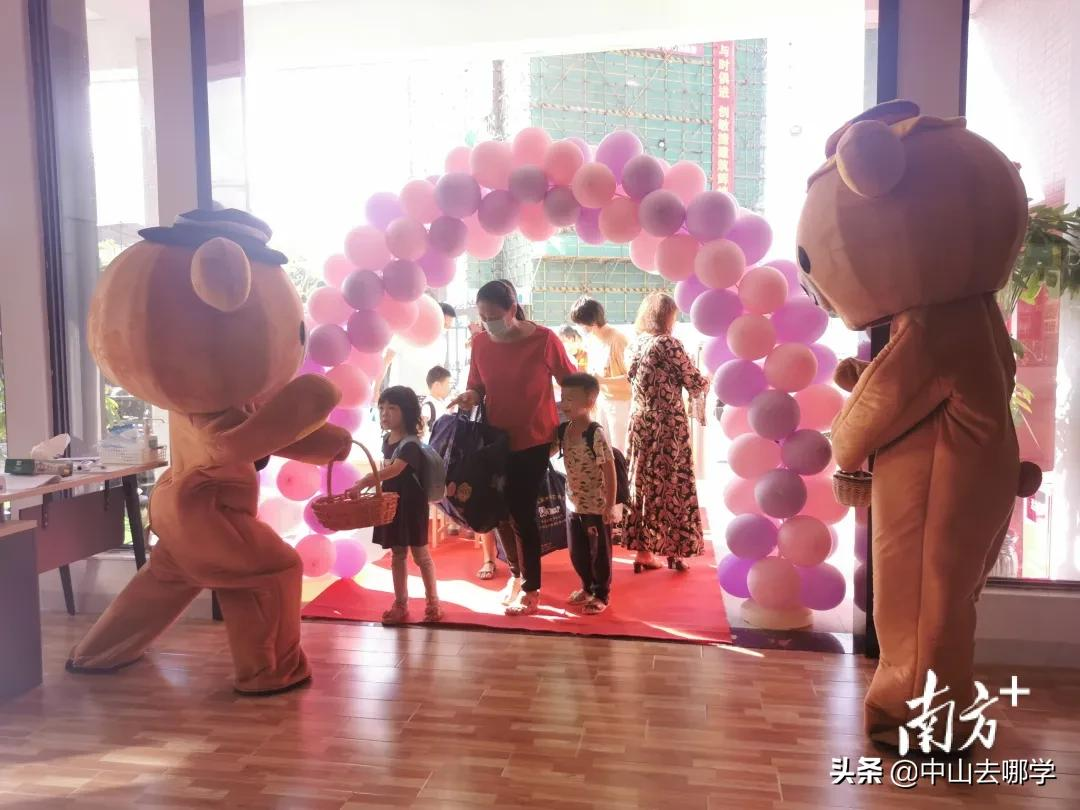 开学啦！现场多图预警：妈趴窗，爹爬墙，脸贴地！场面过于欢乐