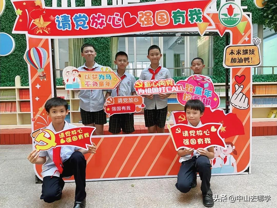 开学啦！现场多图预警：妈趴窗，爹爬墙，脸贴地！场面过于欢乐