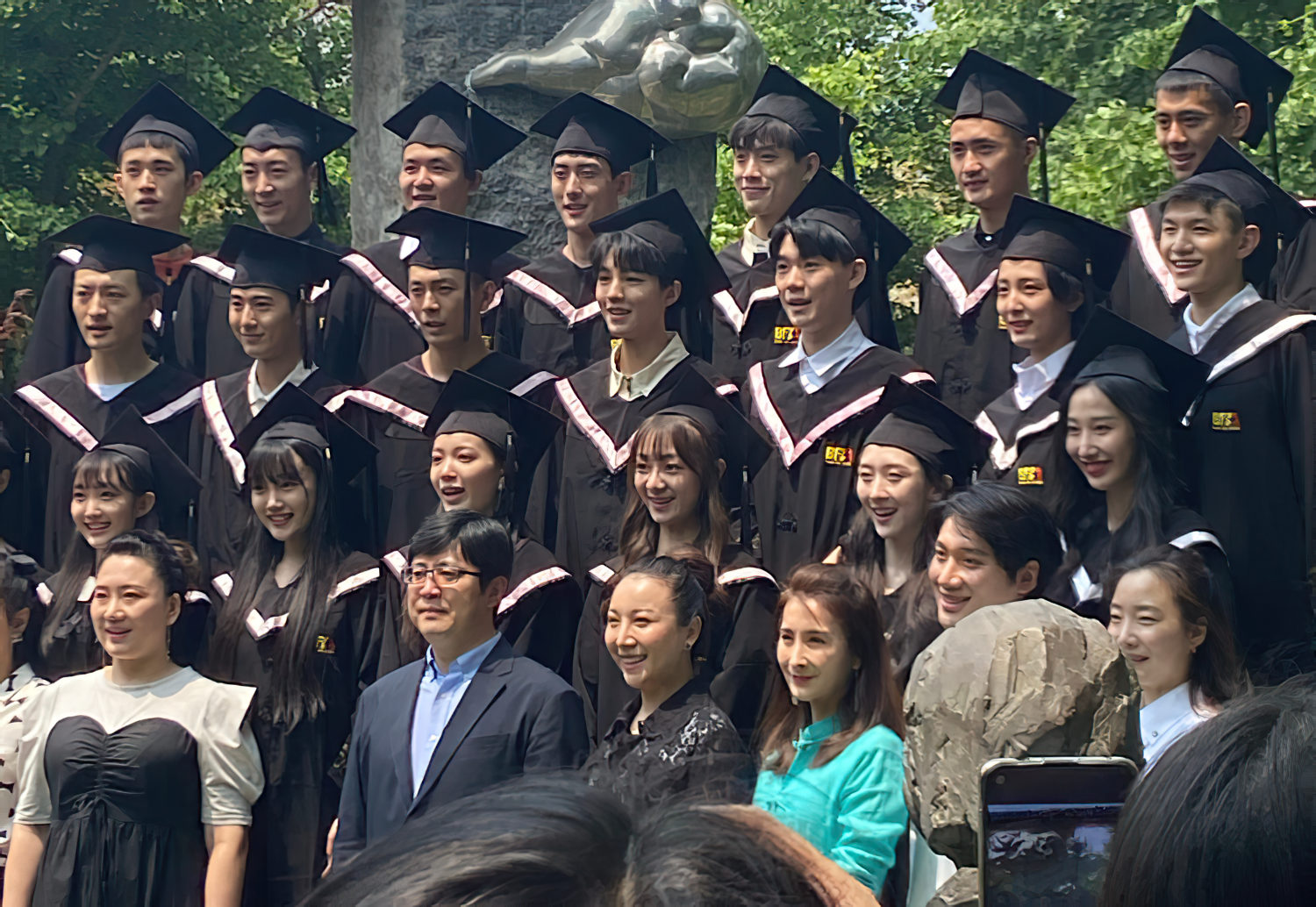 王俊凯拍毕业照，全班颜值都达到出道水平，最左边女生撞脸赵丽颖