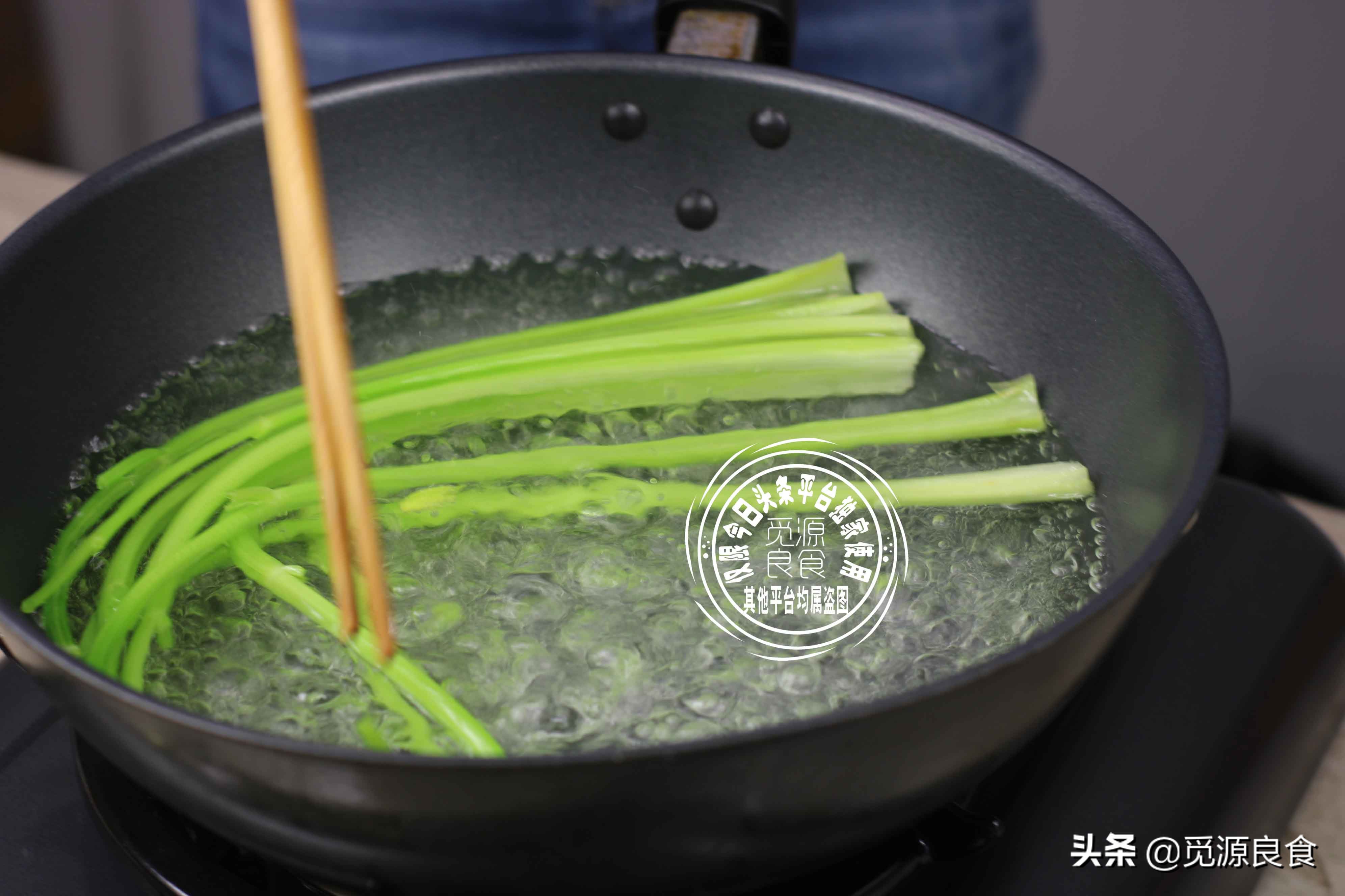 一道清淡的素菜，西芹炒百合，清脆爽口营养美味，隔三差五吃一回