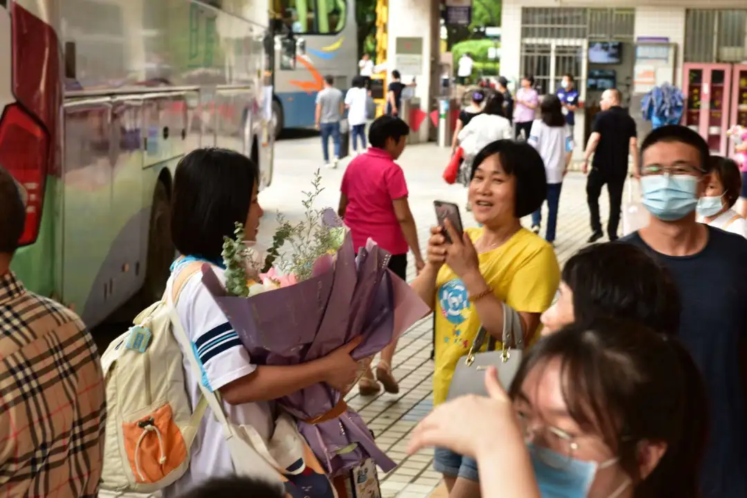难忘老师 感恩亲人——佛山南海中学分校2020届高三学子高考凯旋