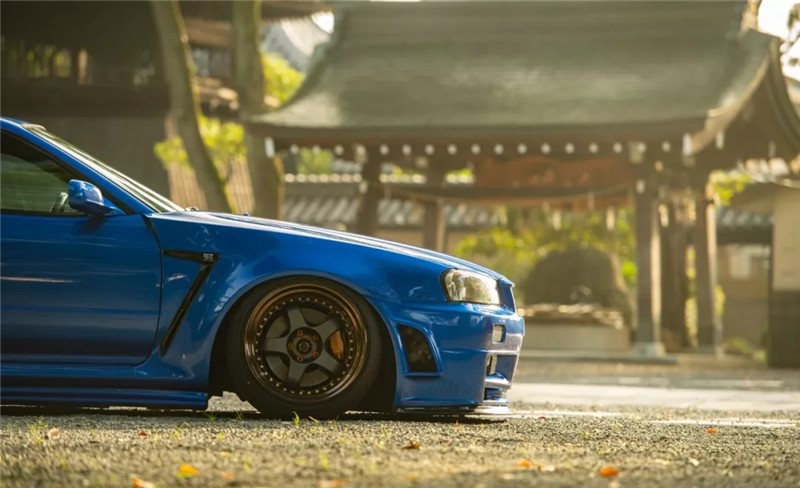 一台我们可以“仔细打量改装”的日产战神GTR R34 !