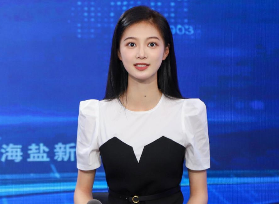 中传校花冯琳再次领诵，气质优雅彰显成熟，颇有董卿当年的风采