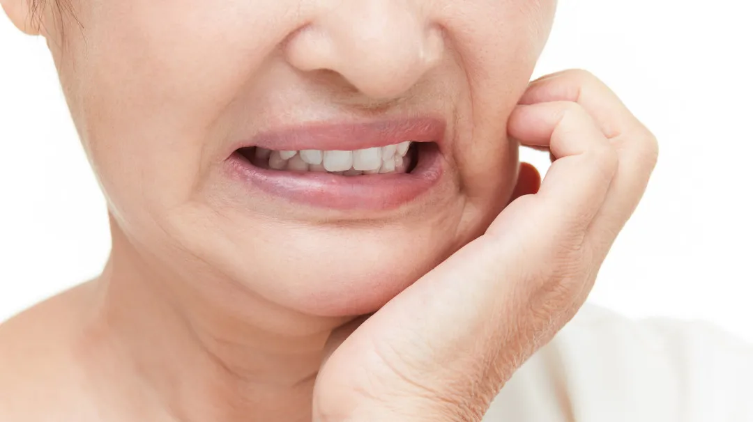 睡觉总磨牙，不仅伤牙还毁脸型！口腔医生给你3种解决方法