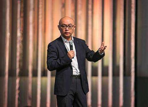 他是“江苏一哥”孟非，曾娶初恋女友为妻，今49岁一家三口超幸福