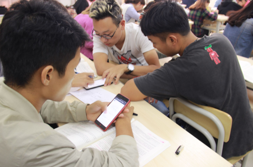 为防止学生逃课，大学老师费尽心思，“纸飞机”点名你见过吗？