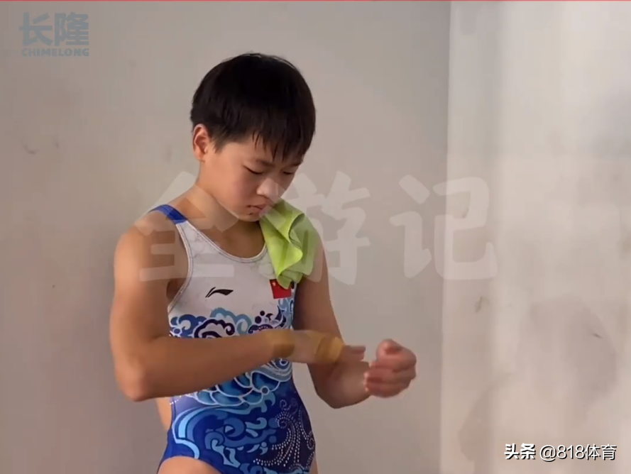 圆梦!全红婵回母校为师弟妹示范水花消失术,她夺冠照片高挂跳水馆