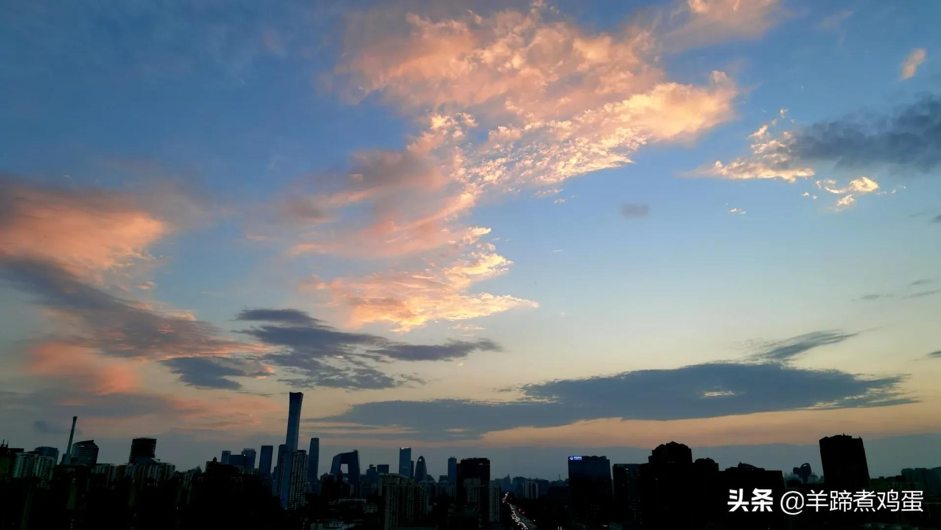 淫雨唤云行日隐耀霞红--雨后北京云空的美丽身影留下霞浓