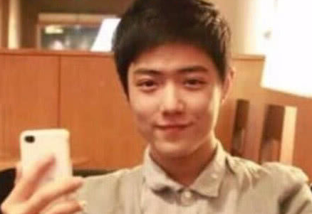 从普通人一跃成为当红流量小生，肖战的成功离不开她的支持，祝福