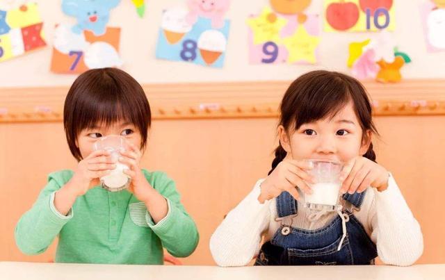 22个月的孩子,体重增长比身高快时,妈妈别给宝宝喝奶粉了