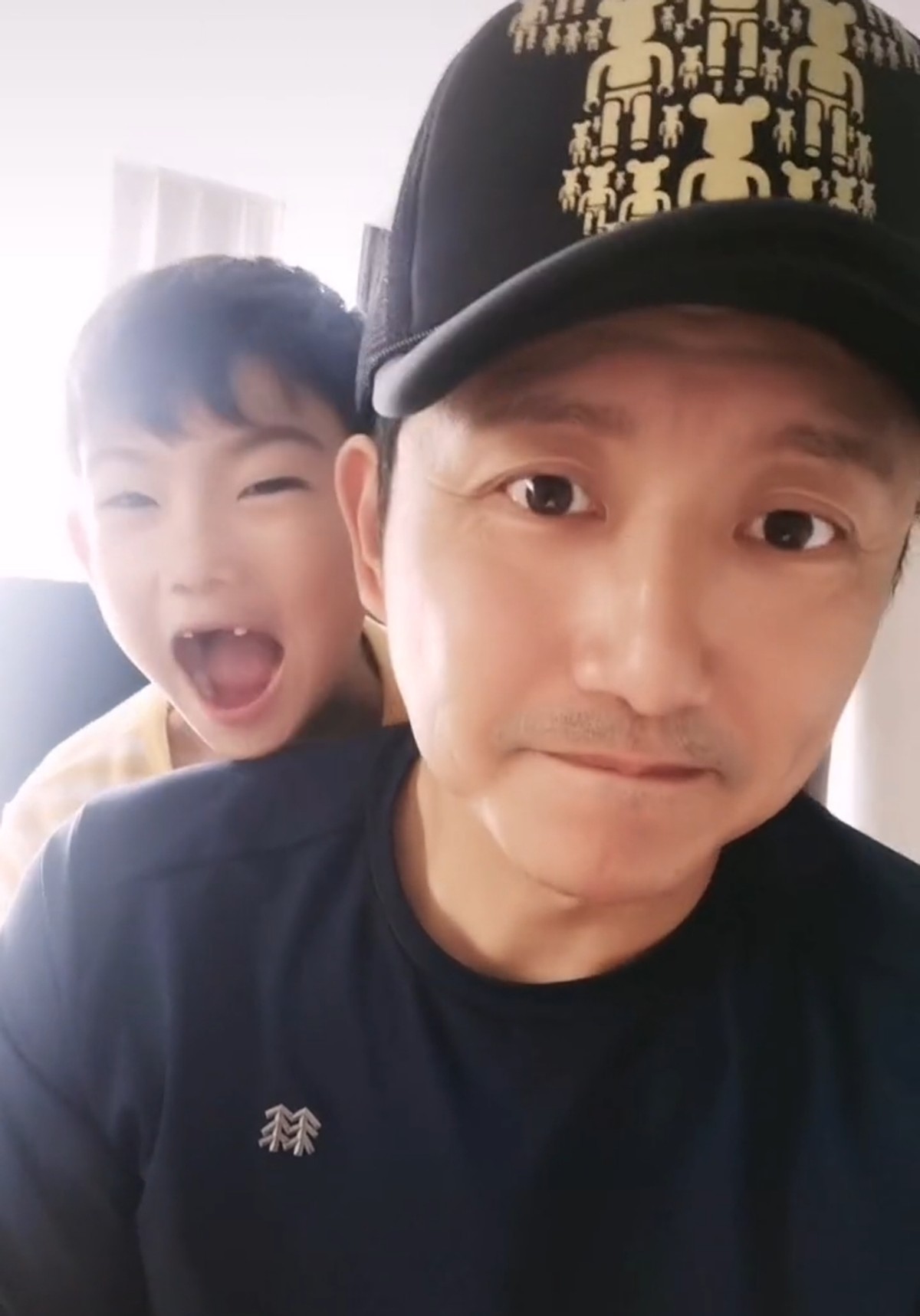 涂松岩5岁儿子罕现身,大门牙都已掉光,父子俩长相像复制粘贴