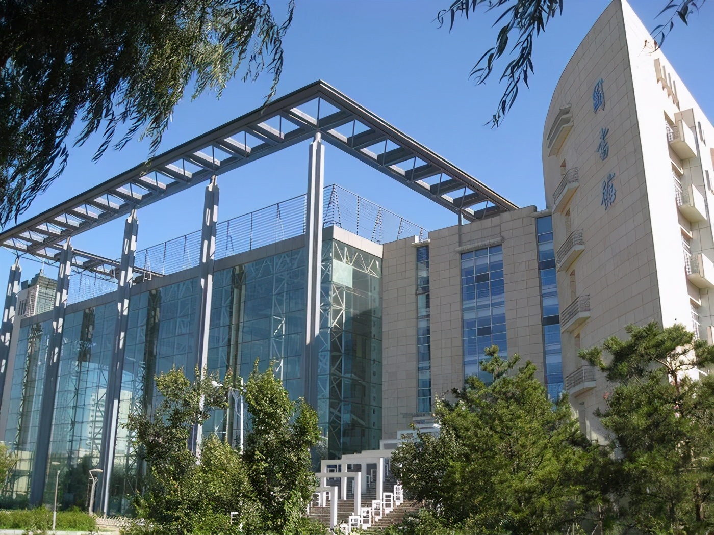 建校至今合并过众多大学,例如白求恩医科大学,长春邮电学院等一众高校