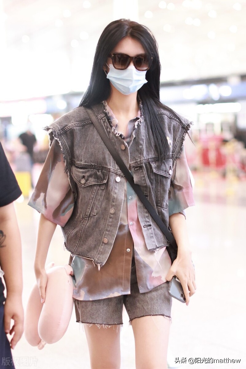 街拍：傅菁灰色牛仔马甲+渐变色衬衫+牛仔短裤+短靴清爽酷感