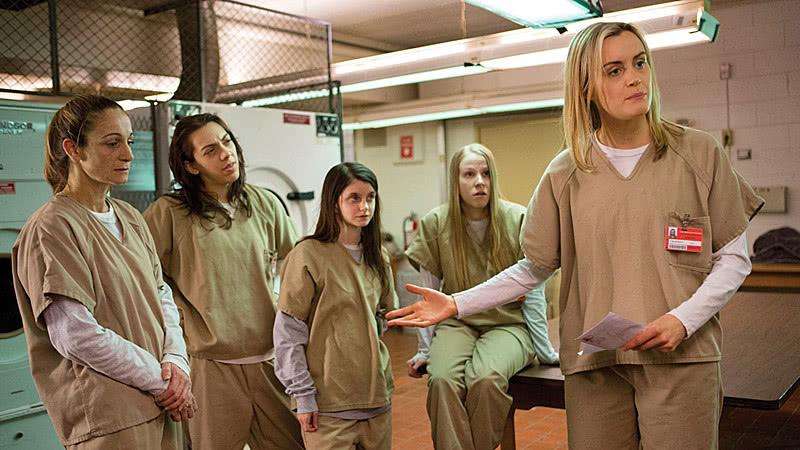 想抽根烟就得用身体去换,犯人出狱后更凄惨