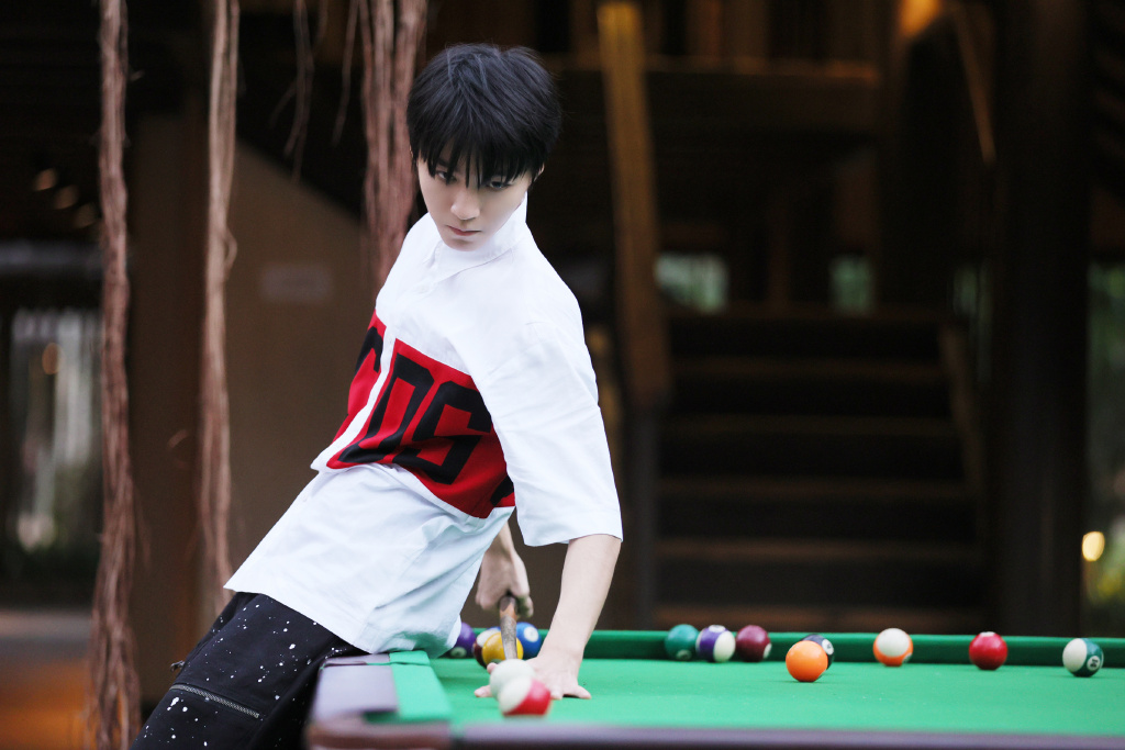 王俊凯拍毕业照，全班颜值都达到出道水平，最左边女生撞脸赵丽颖