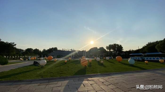 为了寻找没能活到90岁的原因，我找到了《人生重开模拟器》的作者