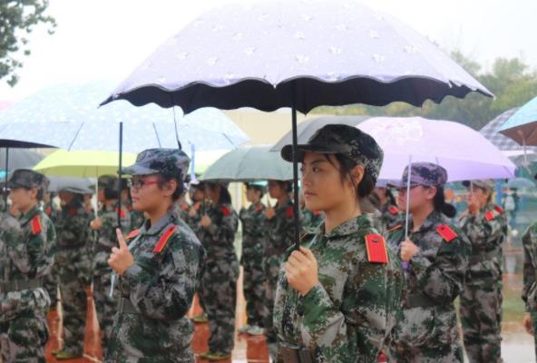 大学军训和高中军训有啥不同？体会过才知道，尤其女生要做好准备