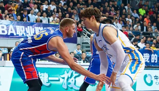 为什么王哲林去不了nba(咋不去NBA打球？第一中锋王哲林道出实情，网友扼腕叹息，遗憾)