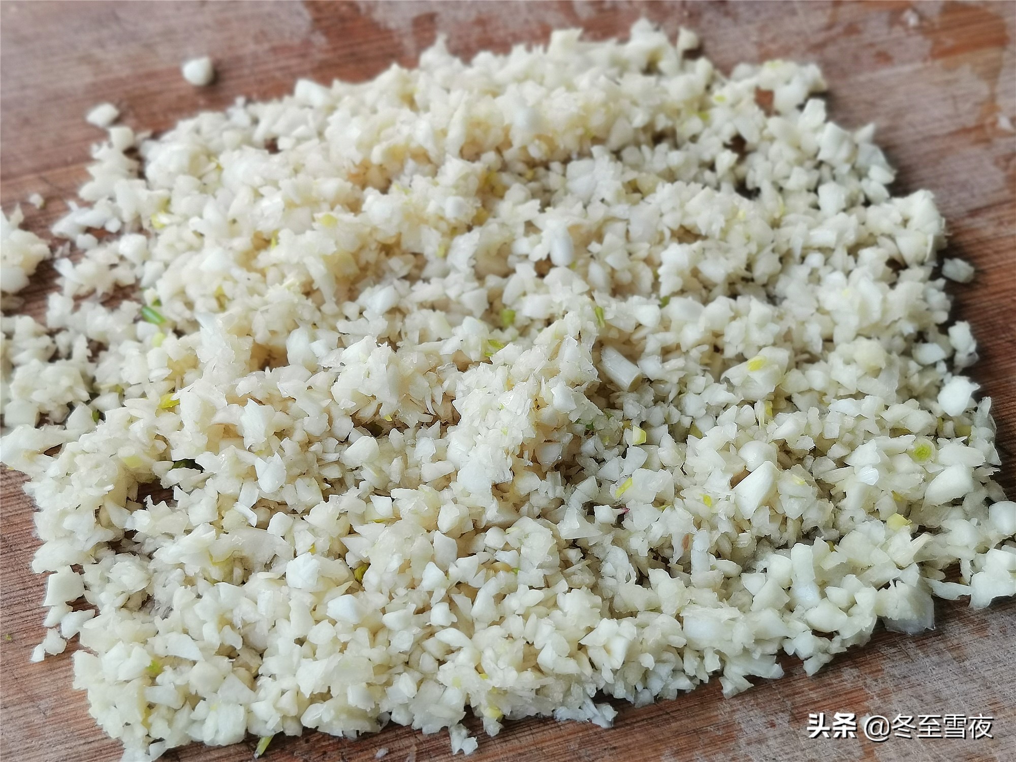 蒜汁怎么调好吃（教你调制简单美味的蒜泥蘸料）