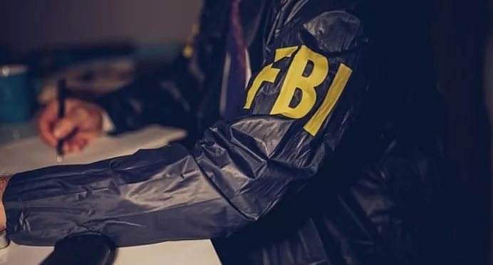 一孔子学院院长被美国FBI搜查住所后死亡 【三分钟法治新闻全知道】