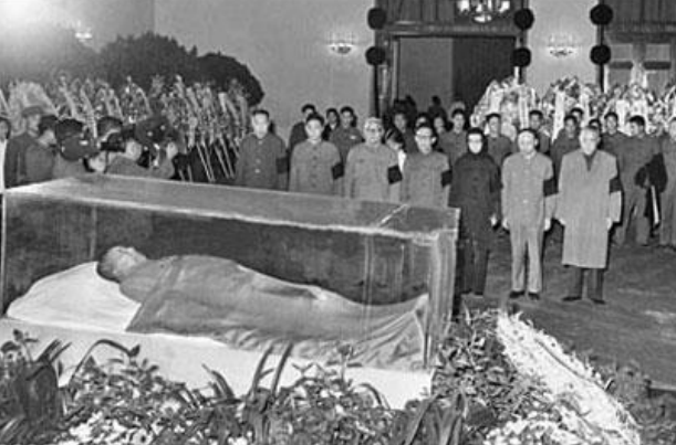 张玉凤回忆1976年：周恩来、朱德接连去世，毛主席一个人默默流泪