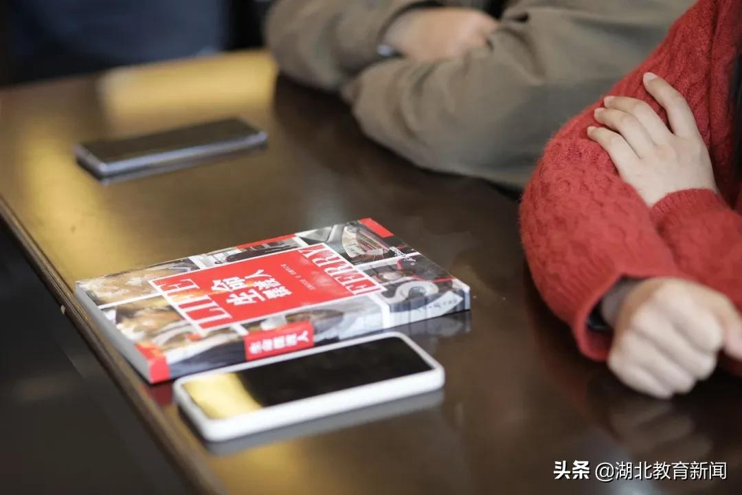 “生命摆渡人”汪勇竟向学生们展示自己的“朋友圈”？这堂大思政课太活了