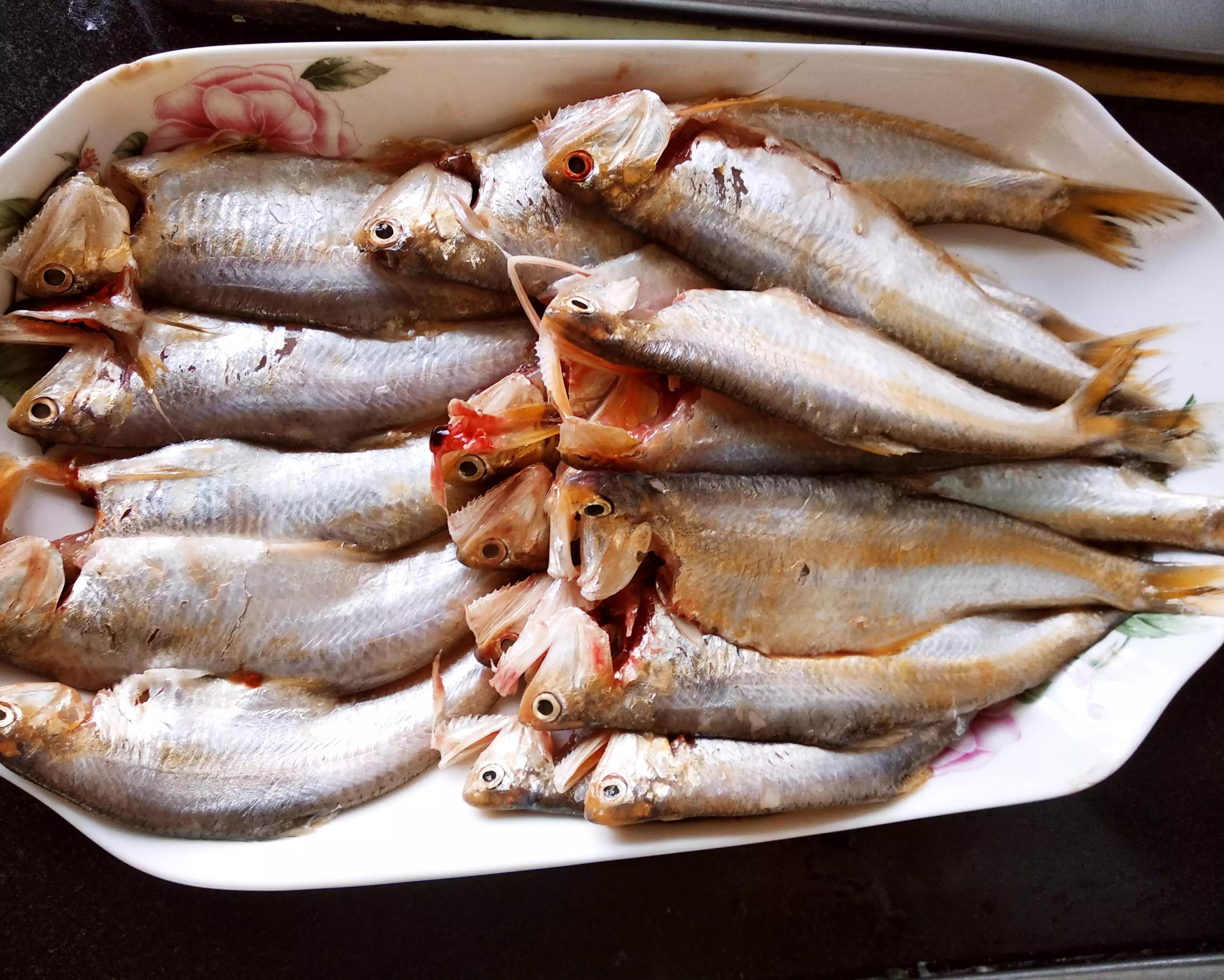 刀鲫子鱼也叫"油扣"或"香片子",这种鱼的个头比较小,身上都是小细刺.