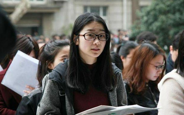 高考加分惹争议，烈士子女加分理所应当，其他人凭什么？