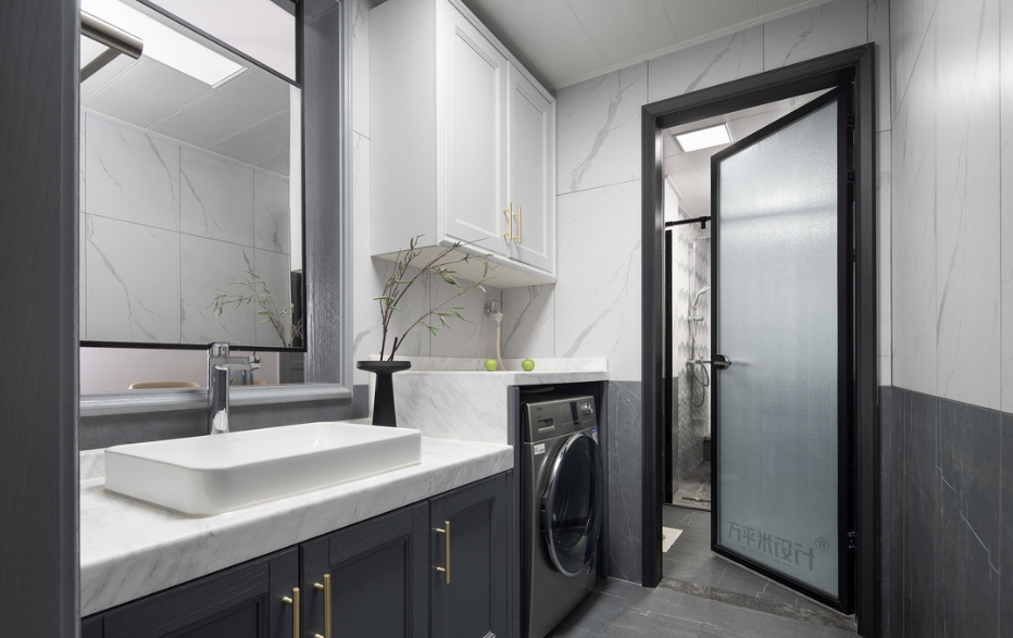 磨砂玻璃门图片(谁家卫生间还安透明隔断?