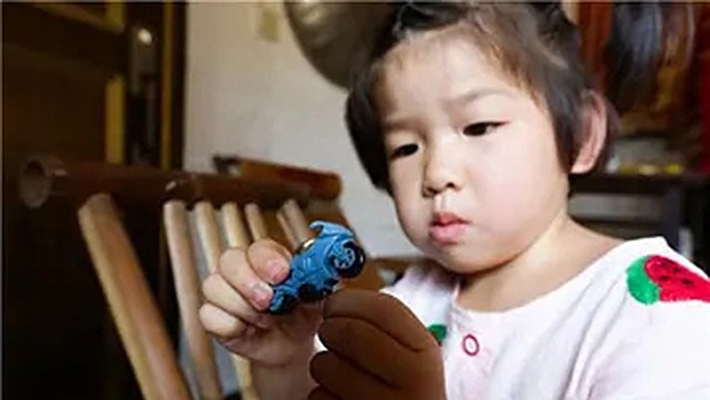 20岁兵哥哥救火牺牲，追思会万人自发送行，如今失独夫妻收获一女