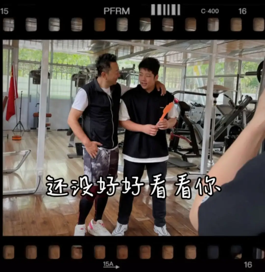 《爸爸去哪儿》里的萌娃长大了，小石头身高超过妈妈，跟爸爸同高