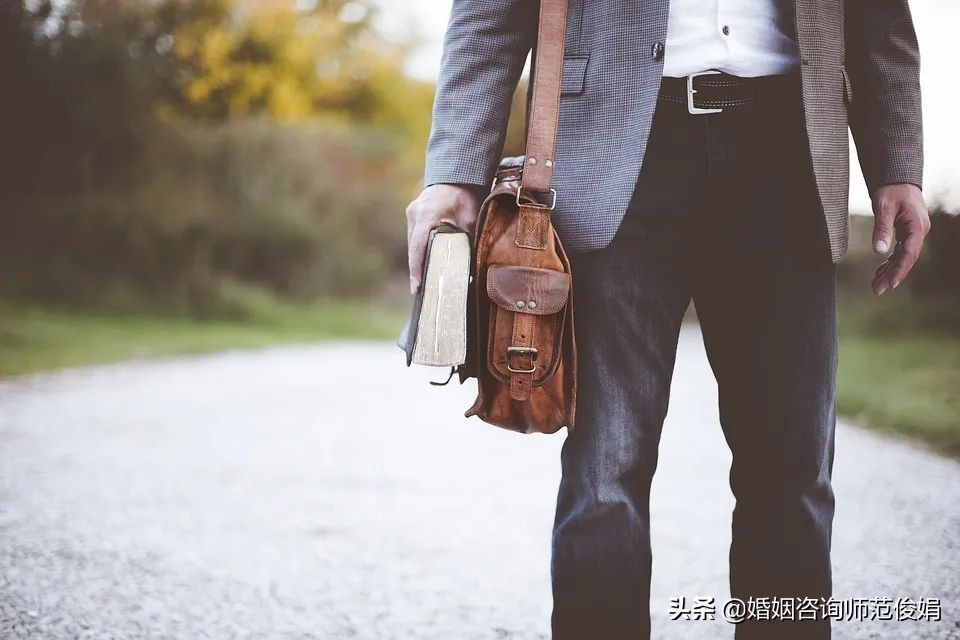 出轨男人的心理分析：他为什么在小三和原配之间挣扎，无法决断？