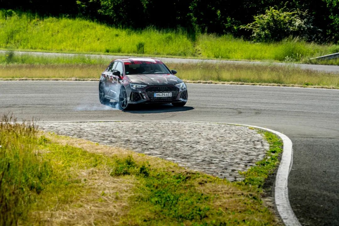 “漂移模式”已是高性能小钢炮的必备技能——RS 3 vs AMG A45 S