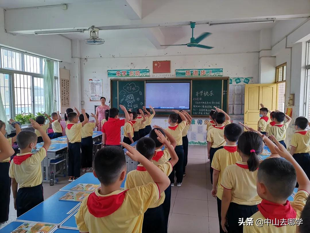 开学啦！现场多图预警：妈趴窗，爹爬墙，脸贴地！场面过于欢乐