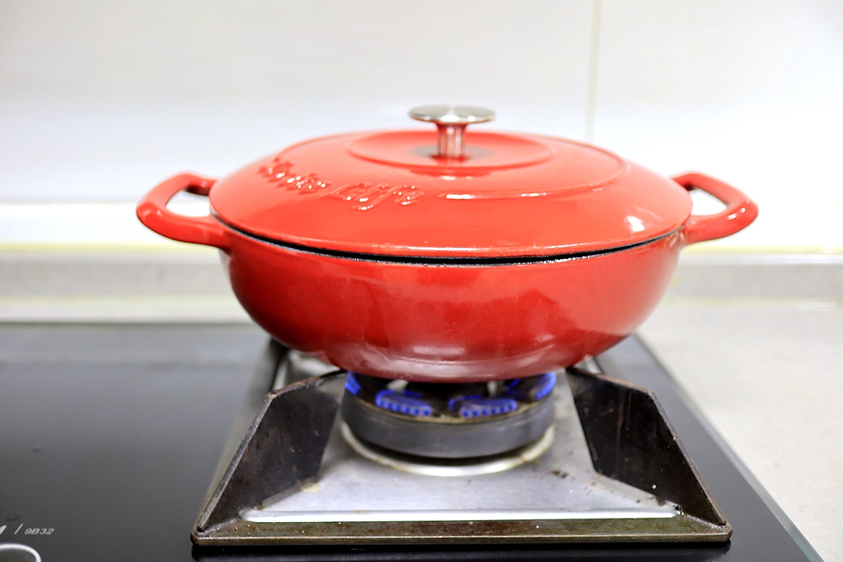 这锅排骨乱炖特适合秋冬，浓香入味料真多，一锅抵4菜真带劲