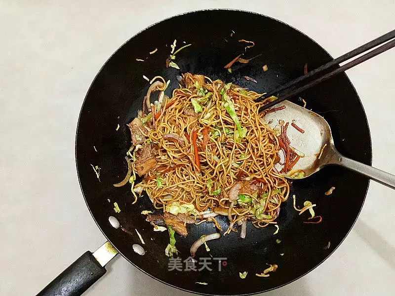 零难度的炒面做法！筋道又入味，吃起来超过瘾～