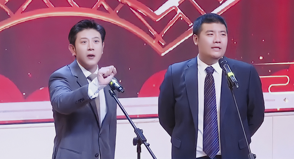 “母爱中巴”驶向北京：下岗妈妈托起当红笑星的梦想