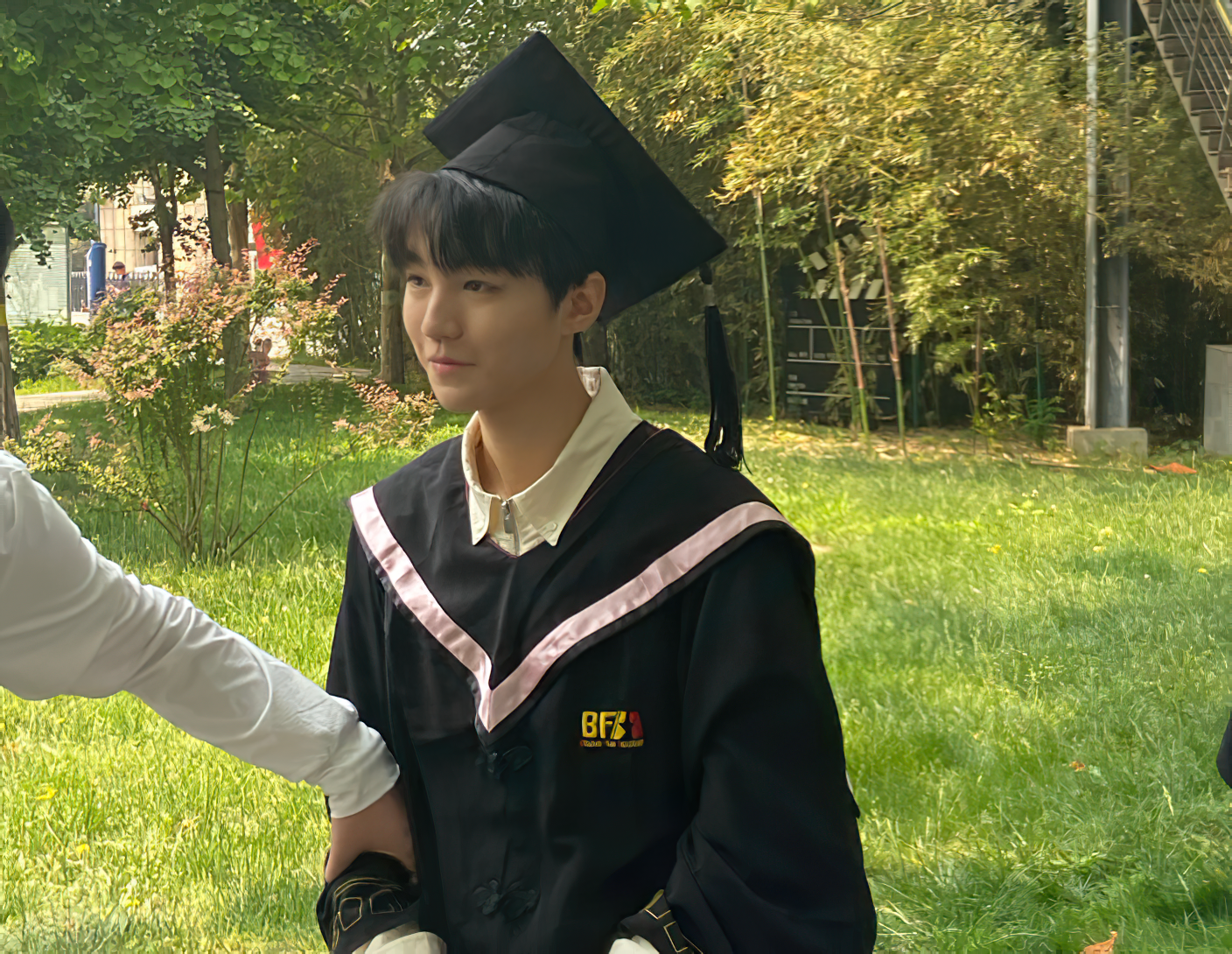 王俊凯拍毕业照，全班颜值都达到出道水平，最左边女生撞脸赵丽颖