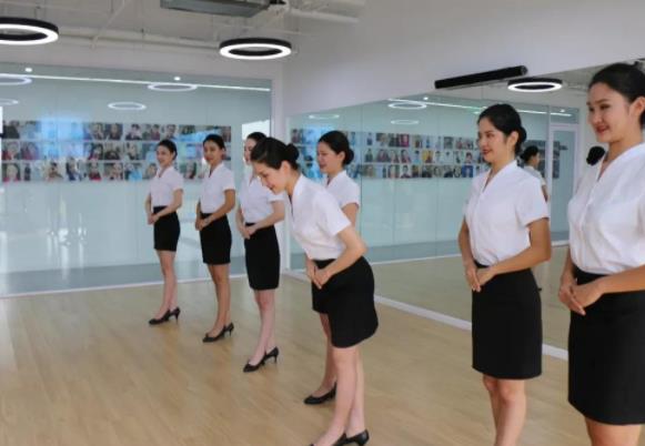 学生为圆空姐梦，花10万学空乘专业，结果毕业分到酒店当门童？