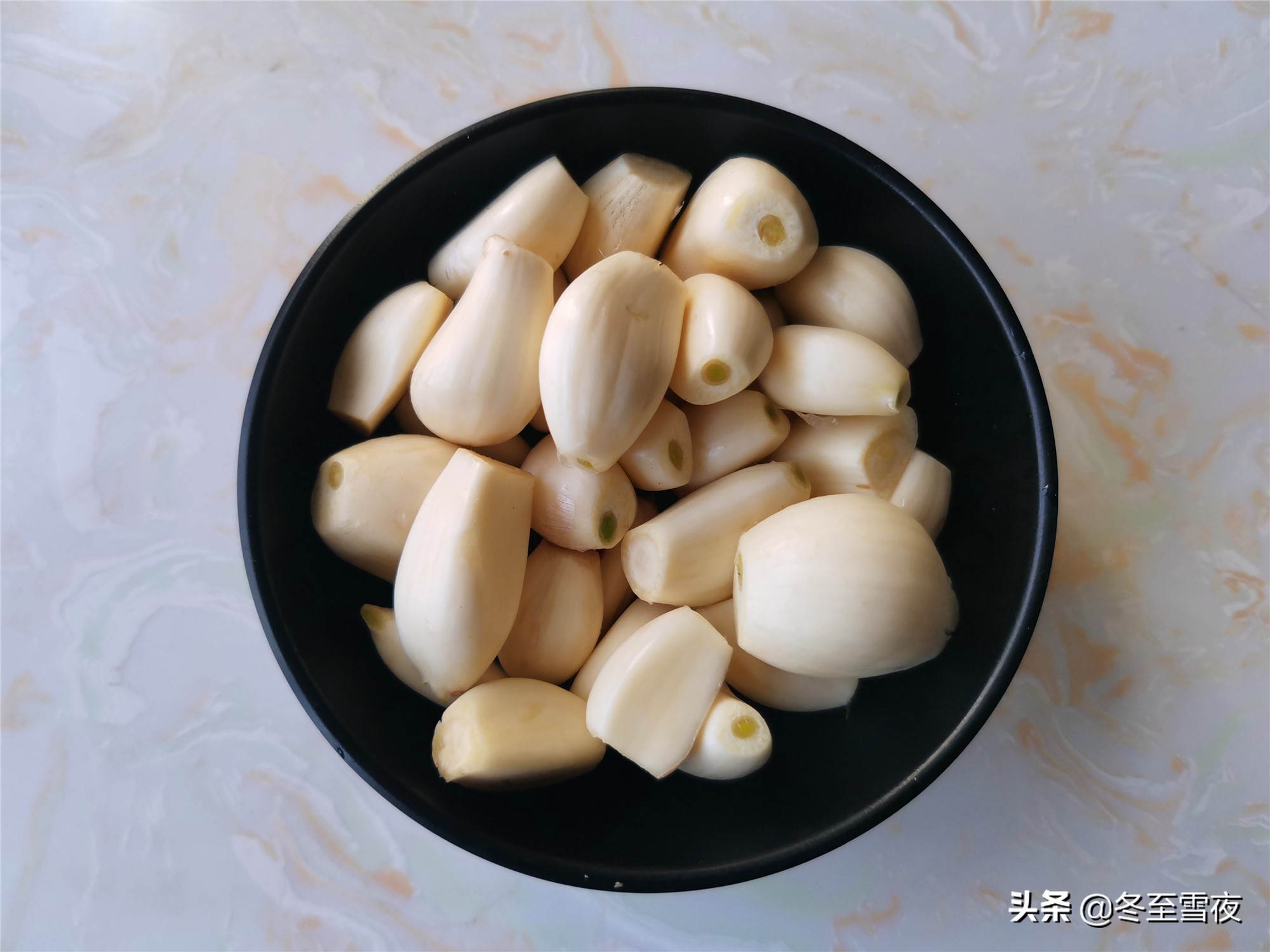 蒜汁怎么调好吃（教你调制简单美味的蒜泥蘸料）