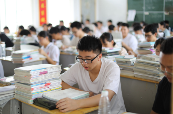 高中生迎来新消息，“英语”将被踢出高考？教育部回应来了