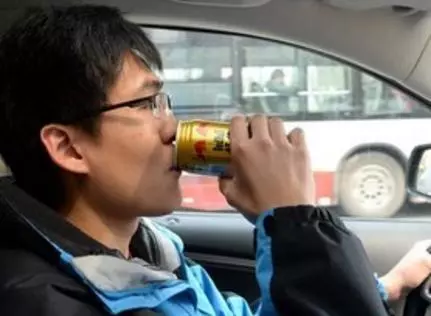 开车犯困"喝红牛"行吗?老教授提醒:有3大危害,男司机最好别喝