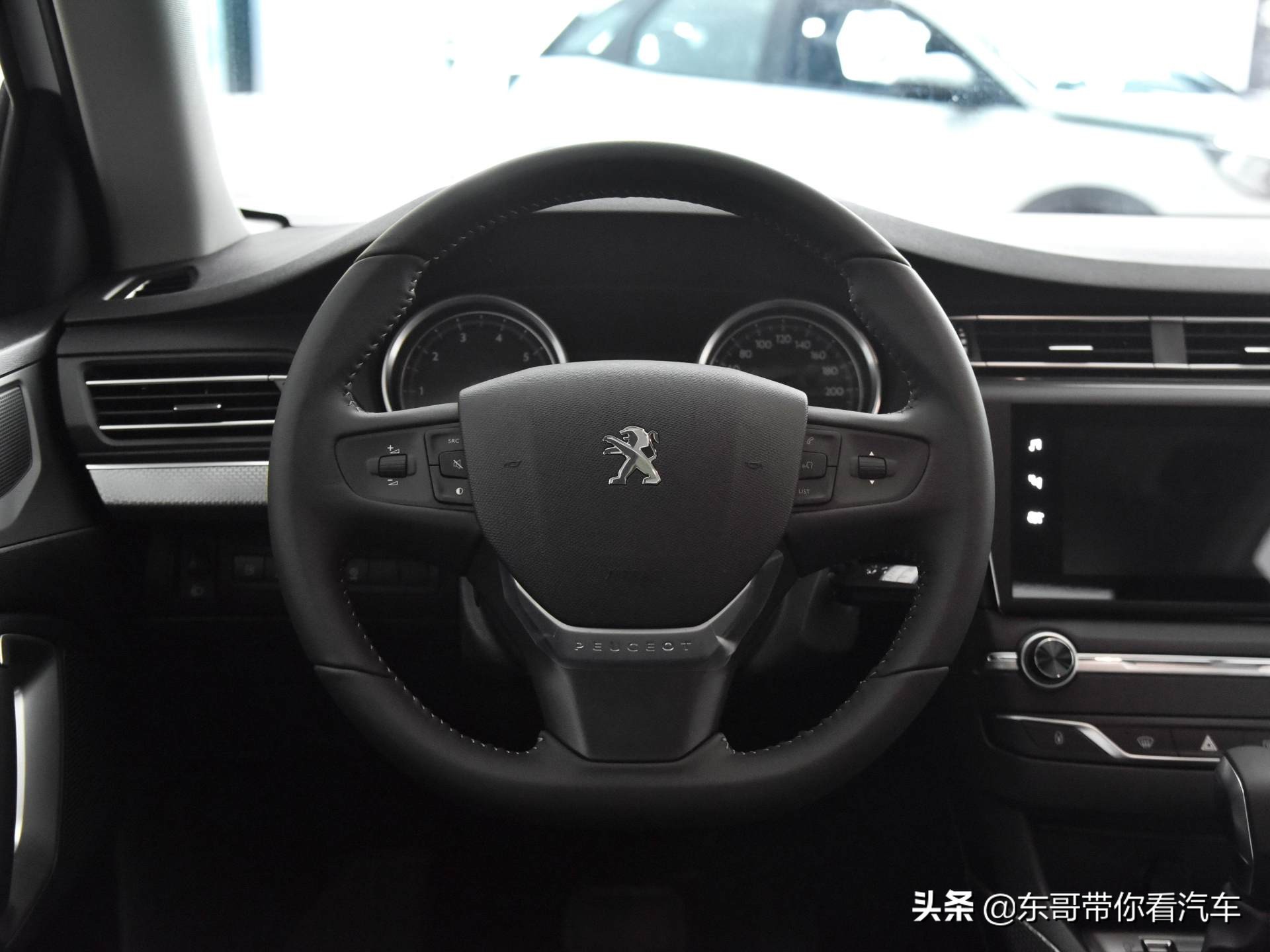 最值得买的法系轿车，后排空间大也比较省油，实拍标致408
