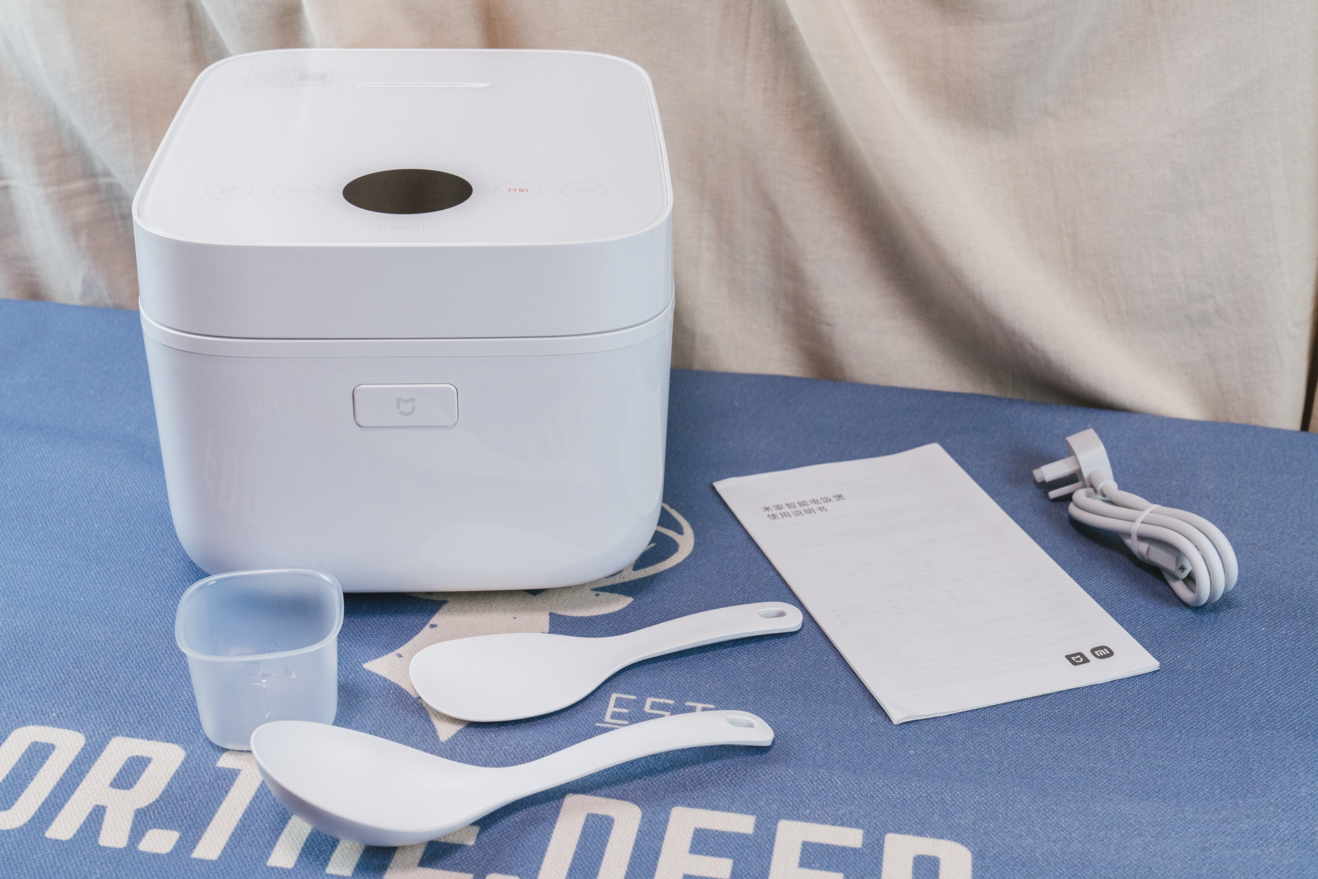 包装依然还是简约可回收的牛皮纸箱,全家福配件:饭勺,粥勺,电线,量杯