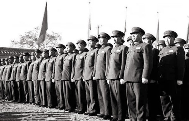 元帅办军校，门岗规矩：乌纱帽留在门外，骑马的下马，坐车的下车