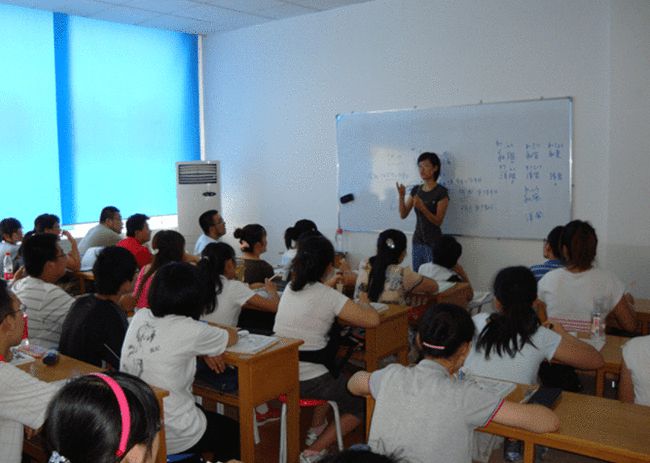 高考英语地位受到威胁，小语种开始上位，高考选其他语言靠谱吗？