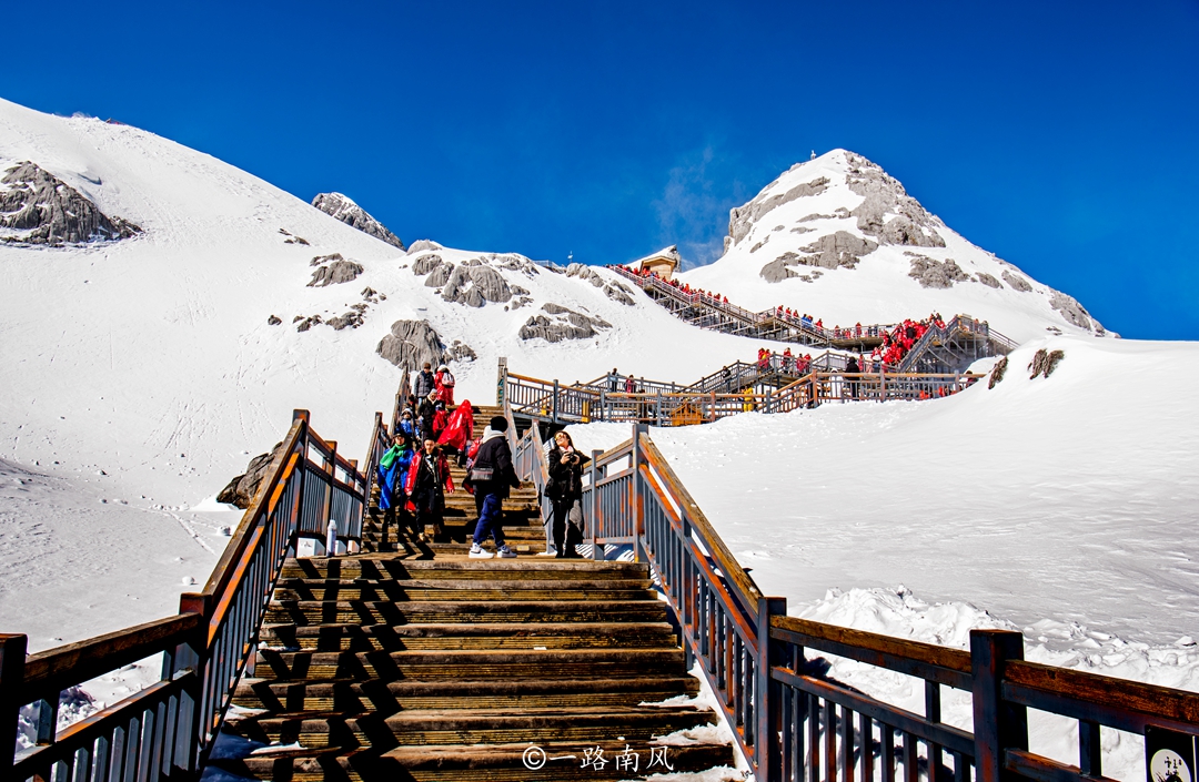 丽江最著名的风景区，一年四季被冰雪覆盖，很多游客因为它去云南
